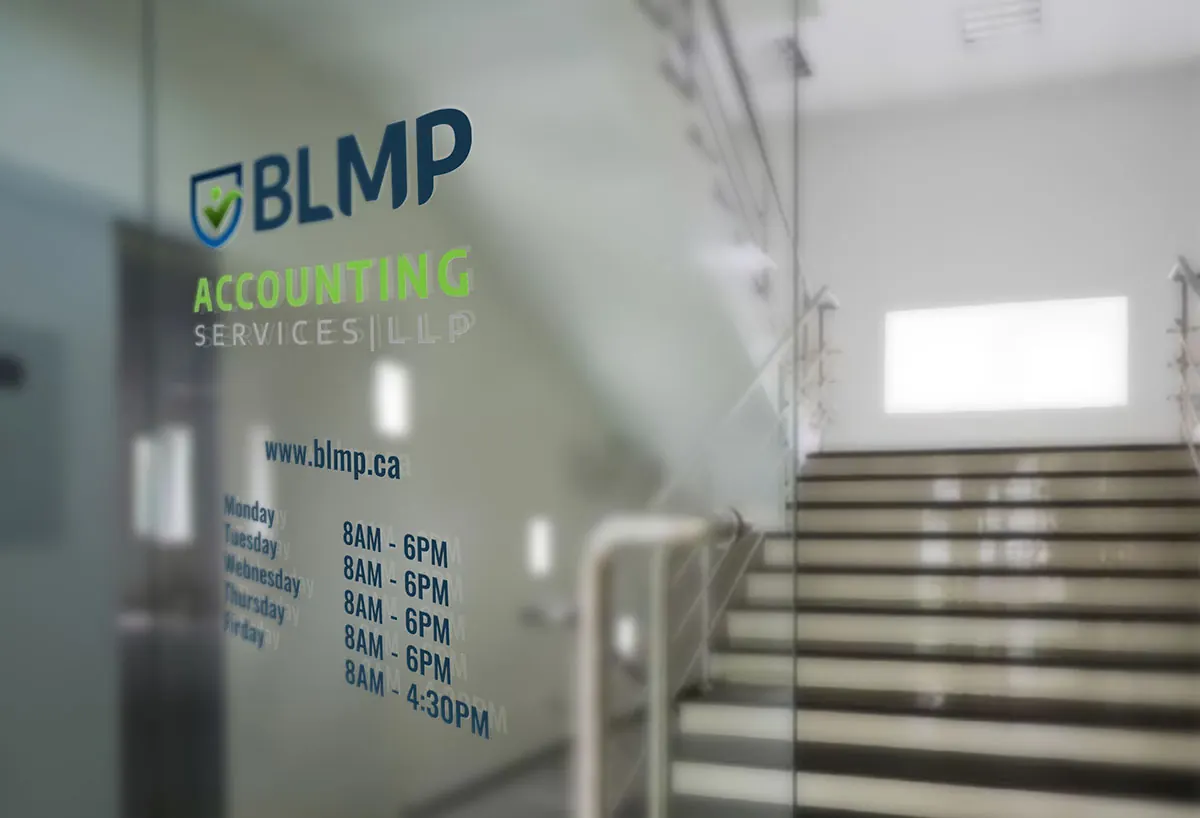 Porte vitrée du bureau avec le logo BLMP, l’adresse du site et les heures d’ouverture.
