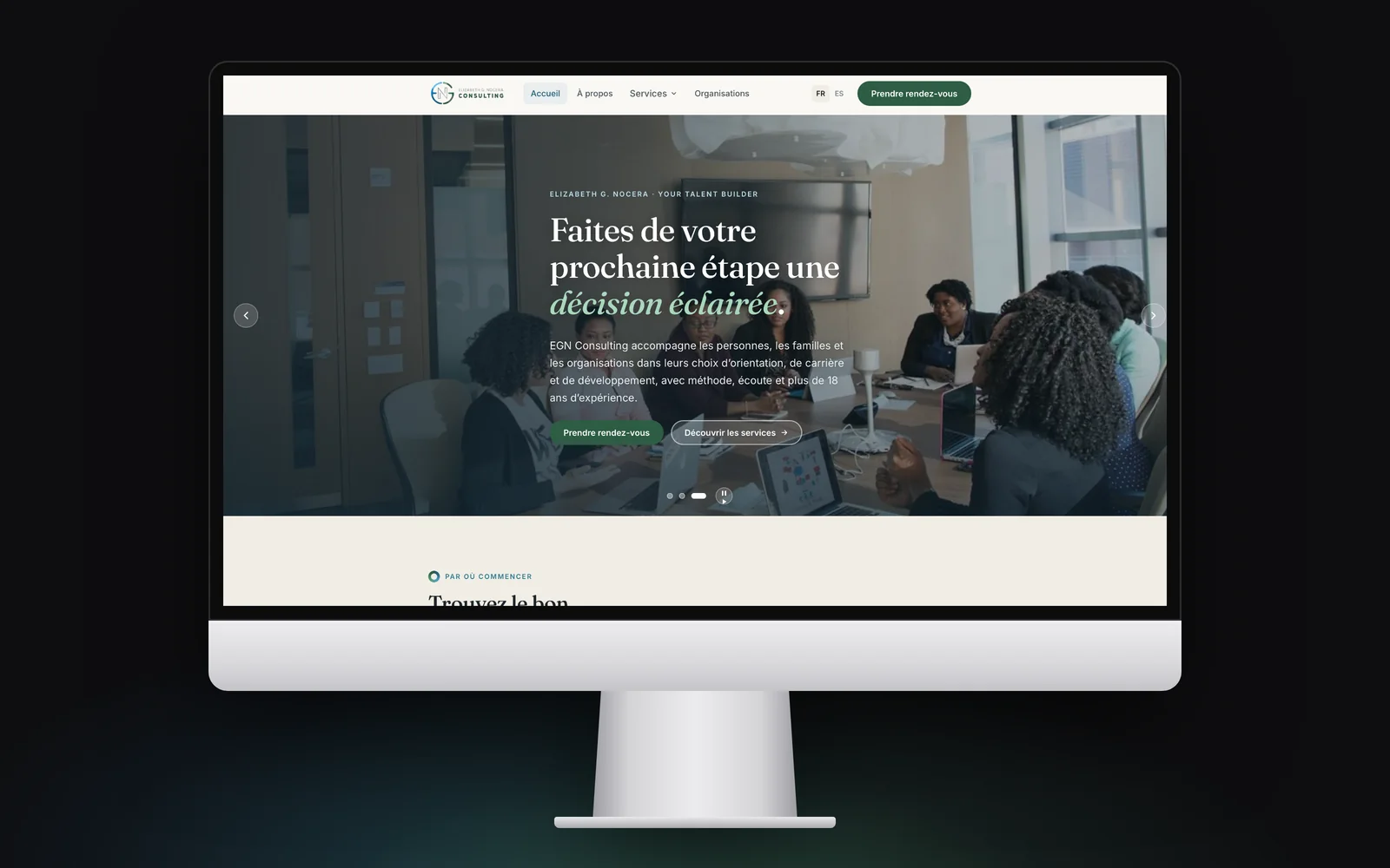 iMac showing the home page: a meeting-room photo behind the headline “Faites de votre prochaine étape une décision éclairée”.