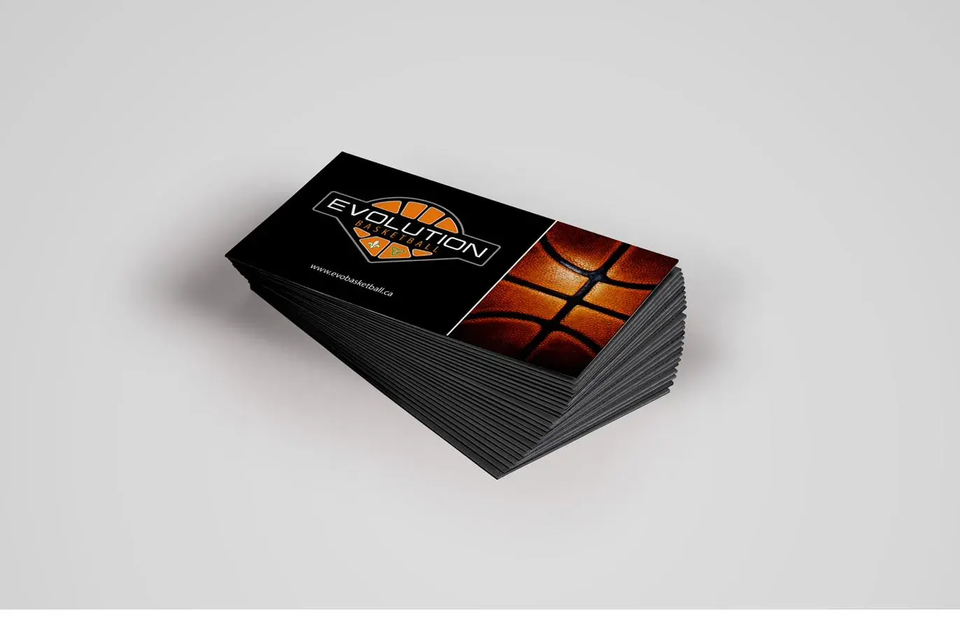 Pile de cartes professionnelles noires avec l’écusson et un gros plan de ballon.