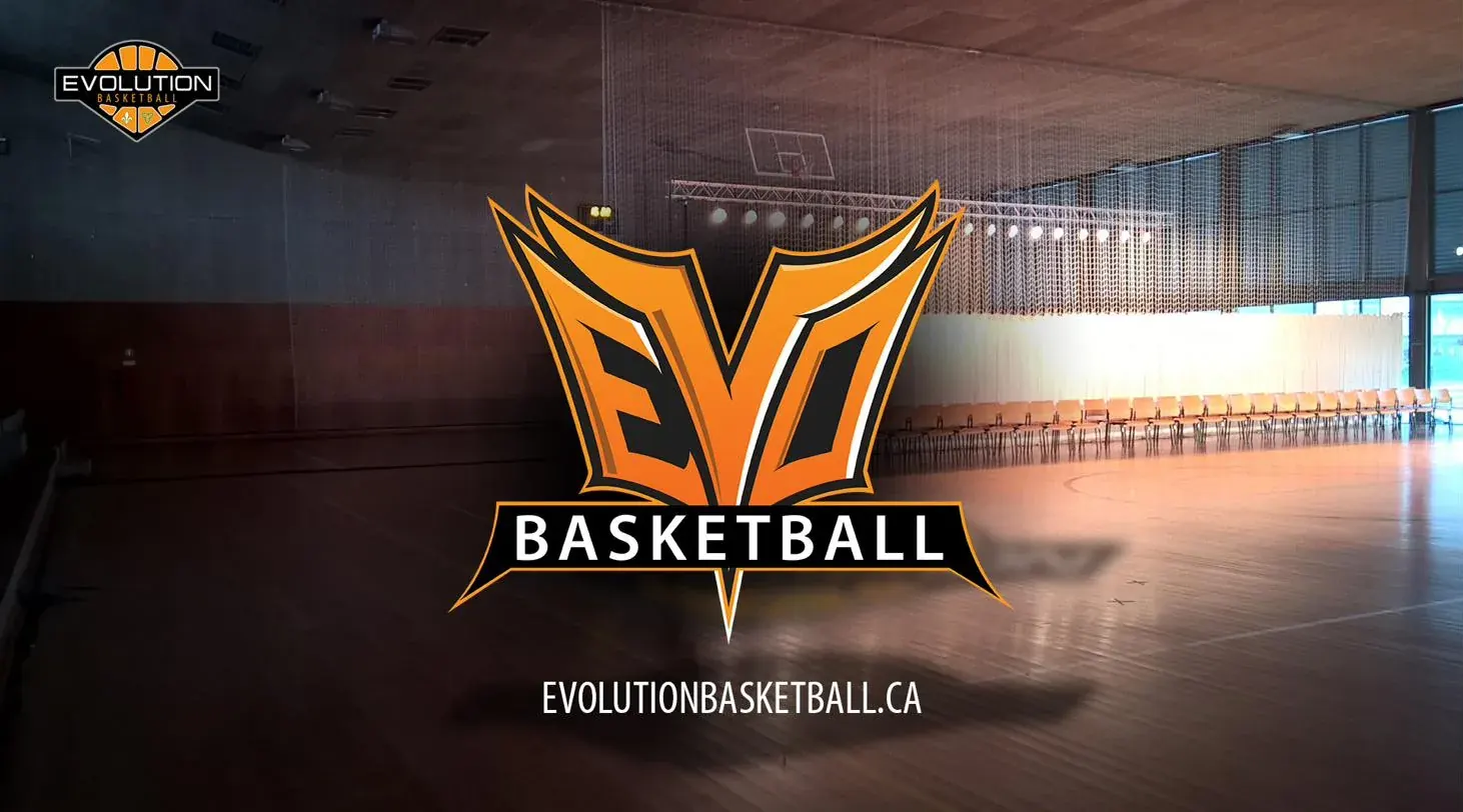 L’écusson orange et noir EVO Basketball devant un gymnase vide, avec evolutionbasketball.ca en dessous.